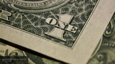 Финансист посоветовал избавиться от дешевеющего доллара