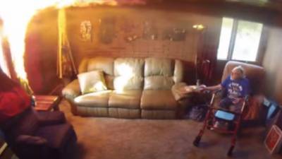 Секунды предотвратили трагедию: камера видеонаблюдения запечатлела, как старик с деменцией реагирует на пожар в его комнате