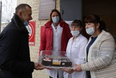 В Смоленске врачам ковидного госпиталя привезли праздничный обед