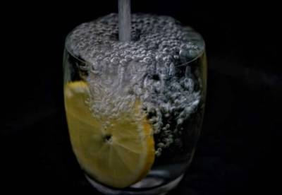 Медики объяснили, кому нужно пить воду с лимоном