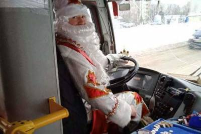 В Ярославле водители маршруток переоделись дедами морозами.