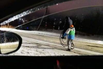 В новогоднюю ночь в Костромской области на дороге видели необычного велосипедиста