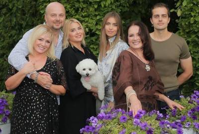 Ротару отпраздновала Новый год под Киевом вместе со своей семьей