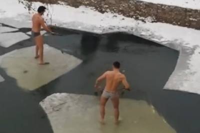 В центре Иваново двое мужчин катались на льдинах по реке
