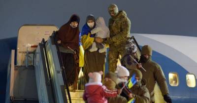 Из лагеря в Сирии в Киев доставили освобожденных двух украинок, чьи мужья были боевиками ИДИЛ