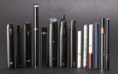 Украинцам до 18 лет запретили продажу электронных сигарет. Штрафовать начнут позже