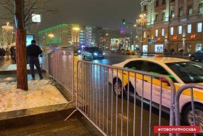 Полиция перекрывает прилегающие к Красной площади улицы