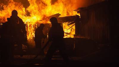 Магнитогорские пожарные потушили крупное возгорание на складе