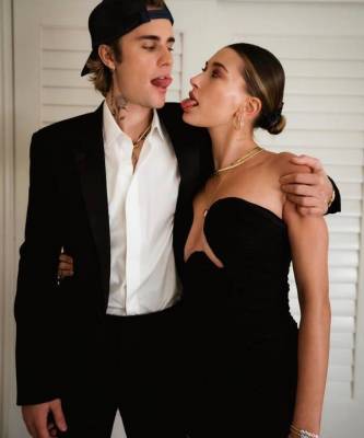 Самая красивая пара в новогоднюю ночь: Джастин и Хейли Бибер в черном