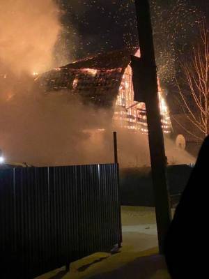 В Кемерове ночной пожар в частном секторе тушили более 30 человек