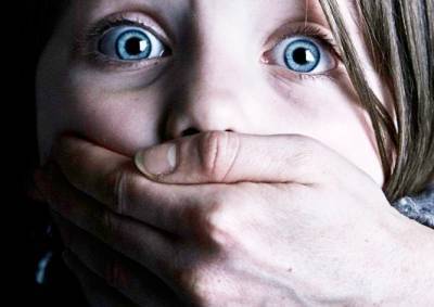 Девушка дважды пыталась похитить чужих детей в пражском ТЦ: видео