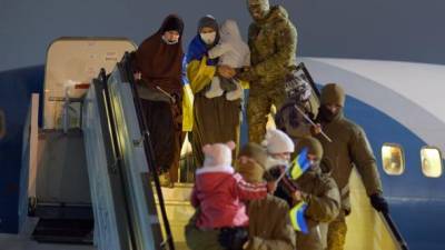 Эвакуированные из сирийских лагерей для беженцев две женщины и семеро детей в новогоднюю ночь вернулись в Украину