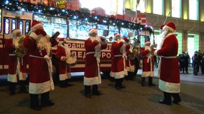 «Дедморобус» развозит новогоднее настроение по улицам Петербурга.
