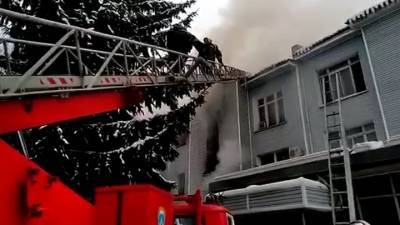 Пожарные тушат масштабное возгорание на заводе в Самаре