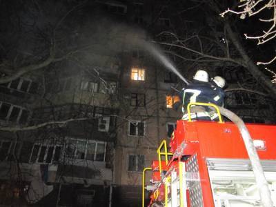 В Одессе на Таирова эвакуировали жильцов многоэтажки из-за горящего балкона