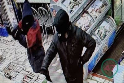 В Луге двое грабителей напали на магазин