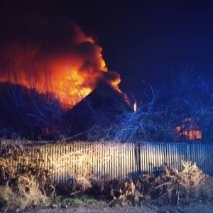Ночью в Вольнянском районе горел частный дом: погиб мужчина. Фото