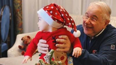 «Любуюсь итогом года!» — Петросян показал умилительное новогоднее фото с крошкой-сыном