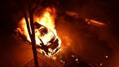 СМИ: неизвестные сожгли 60 автомобилей в новогоднюю ночь во Франции