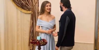 Новоиспеченные супруги Лиза Арзамасова и Илья Авербух поздравили россиян с Новым годом