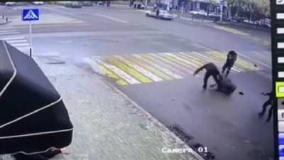 Момент нападения на полицейских в Грозном попал на видео