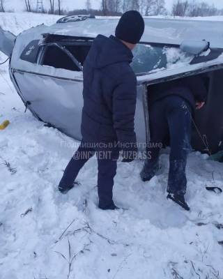 На кузбасской трассе опрокинулся автомобиль