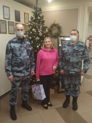 В Сыктывкаре сотрудники ОМОН поздравили с Новым Годом вдову погибшего коллеги
