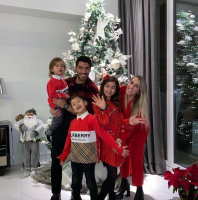 Малиновский в костюме Санты, Роналду - в кругу семьи: Как звезды футбола встретили Новый год