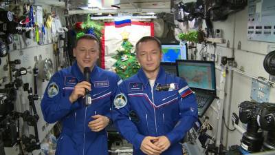 Пилоты МКС поздравили землян с Новым годом.