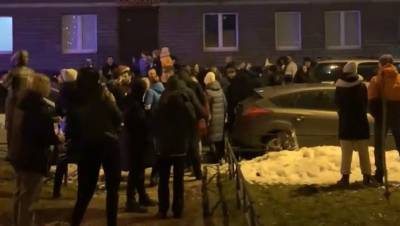 Полиция остановила новогоднюю вечеринку во дворе на Парнасе