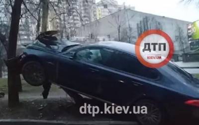 В Киеве автомобиль Jaguar застрял на столбе