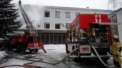 Два пожарных поезда задействовали в тушении огня на заводе в Самаре