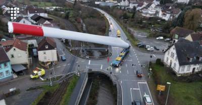 Транспортная компания показала, как ее грузовик перевозит 67-метровую (!) лопасть по улицам и дорогам Люксембурга