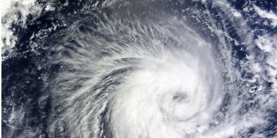 «Циклон-бомба». В Беринговом море бушует сверхмощный шторм с 18-метровыми волнами