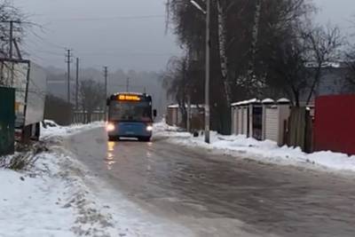 Под Тверью автобус чудом выехал на покрытой льдом дороге