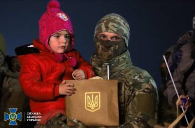 В Киев доставили освобожденных в Сирии украинок с детьми