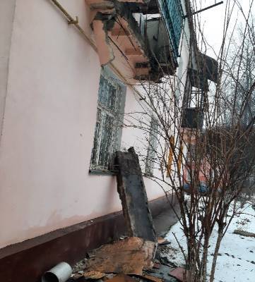 В райцентре Смоленской области в жилом доме отвалился балкон