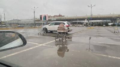 Очевидцы на Савушкина обнаружили пустую коляску - piter.tv - Санкт-Петербург