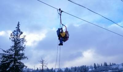 В Карпатах на горнолыжном курорте на канатной дороге "застряли" более 70 туристов