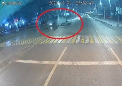 В Волгограде водитель Volkswagen вылетел из автомобиля после столкновения с фурой