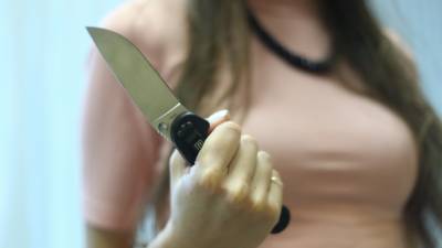 Жена пырнула мужа в спину ножом за измену в ее сне