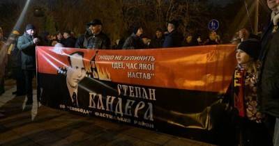 В Киеве стартовало факельное шествие ко дню рождения Степана Бандеры (фото)