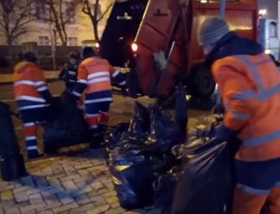 Киевляне нагуляли на Софиевской площади более 80 кубометров новогоднего мусора (ВИДЕО)