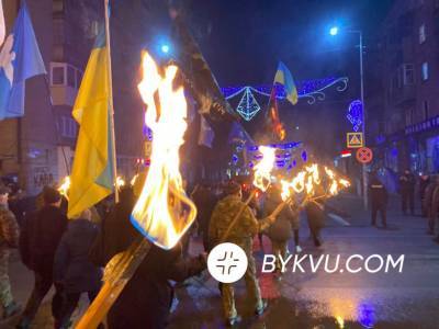 Славянск отметил годовщину дня рождения Бандеры факельным шествием: фото, видео