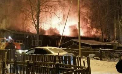 В Тюмени больше 30 человек эвакуировали из горящего дома