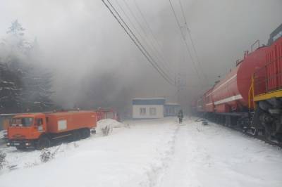 В Самаре на неработающем заводе произошел крупный пожар: в тушении задействованы поезда