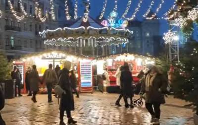 Ни дистанции, ни масок: в Сети показали новогоднюю ночь-2021 на Софийской площади в Киеве