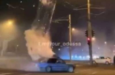 В Одессе дрифтер решил запустить новогодний фейерверк из движущегося авто