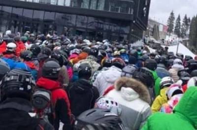 Можно Зеленскому — можно всем: толпы отдыхающих штурмуют подъемники на горнолыжном курорте