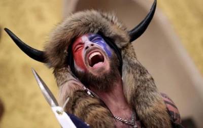 Ворвался в Капитолий в «шапке викинга»: в США арестован протестующий, ставший «звездой» соцсетей